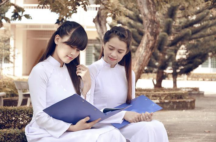 男孩什么情况下，才会把他的收入告诉女孩？跟女孩说，他想表达什么？游戏画面